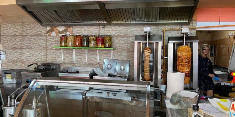 Inspectorii OPC Timiș Inchid Un Fast Food din Lugoj După Descoperirea Neregulilor Grave