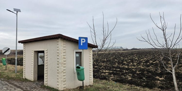 Fapta inumană: Hoțul de stâlpi lasă Stamora Germană în beznă, tăind cu flexul stâlpul de iluminat solar
